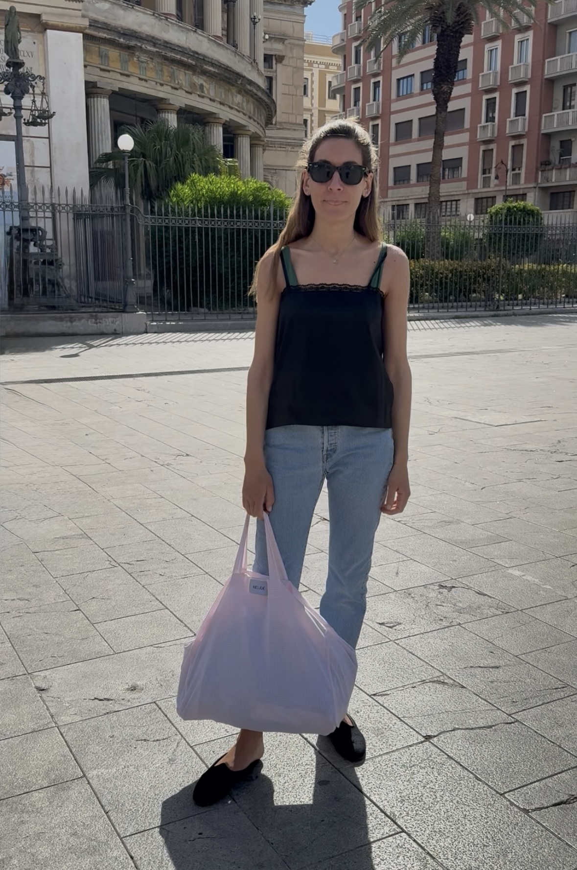 Viola con il Nora Top, Levi's 501, la nuova borsa che arriverà prestissimo e le mule in juta davanti al Teatro Politeama.